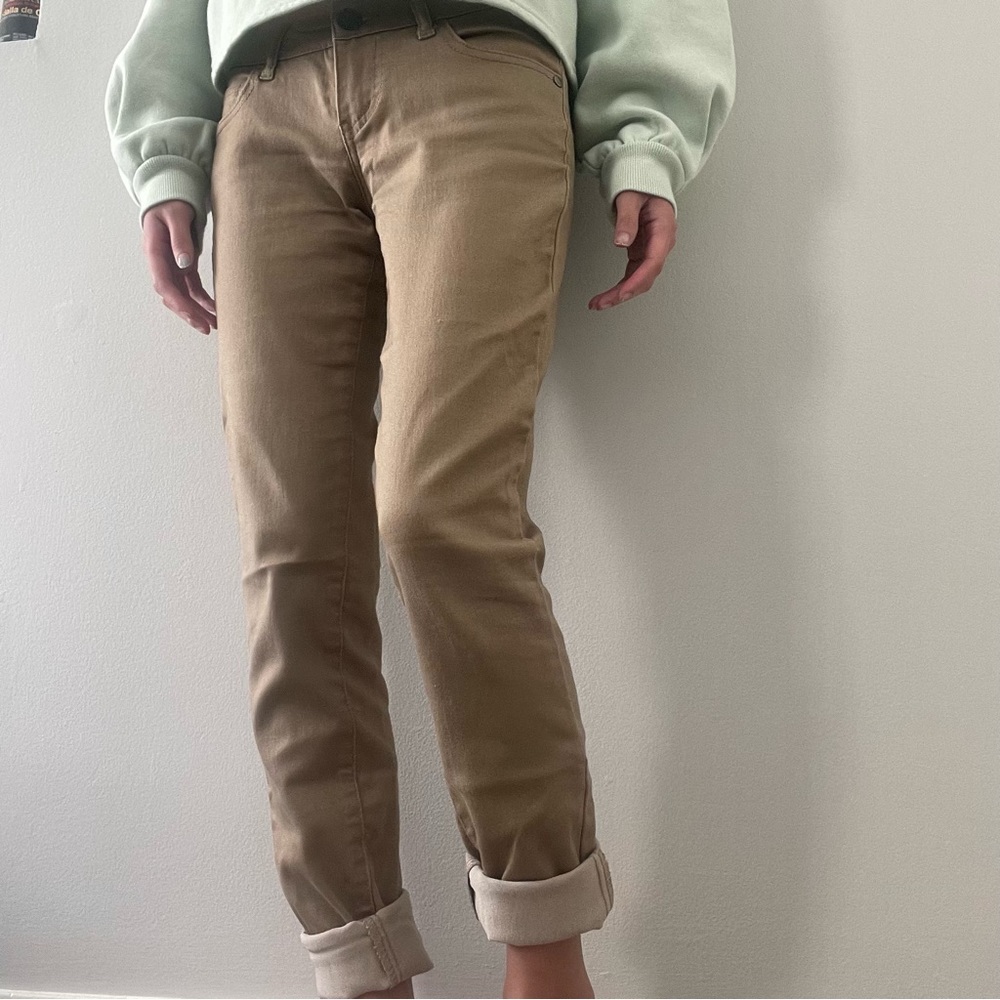 low rise, stretchy, skinny khaki tan pants 🧸